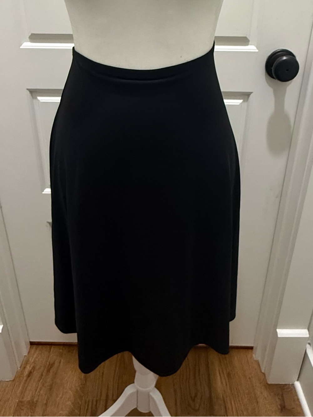 NWT. Laundry. Black Lightweight Pull-on Skirt. Size XS.